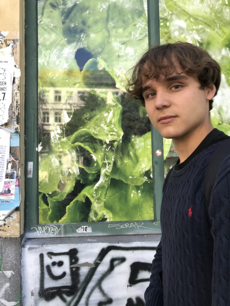 Lukas vor einem Fenster Sternschanze Hamburg